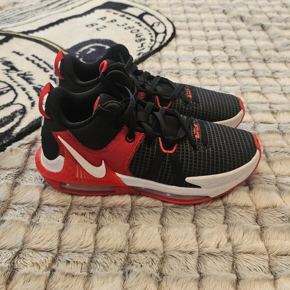 Nike LeBron Sneakers Nike Witness 7 Sneakers Basketball Black & Red men’s size 8 - Picture 5 of 7